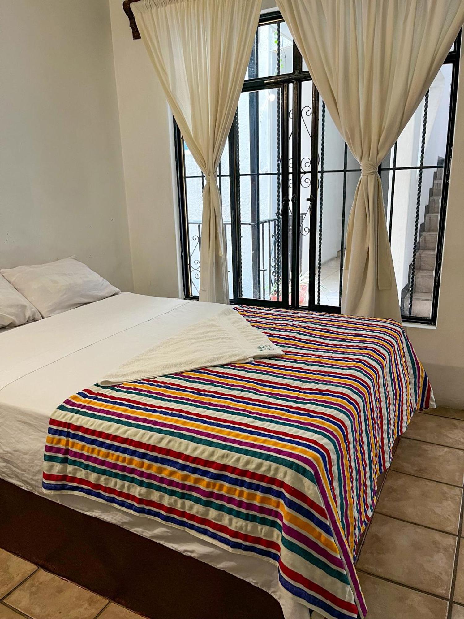 Hotel Om Downtown Санта Крус Уатулко Стая снимка